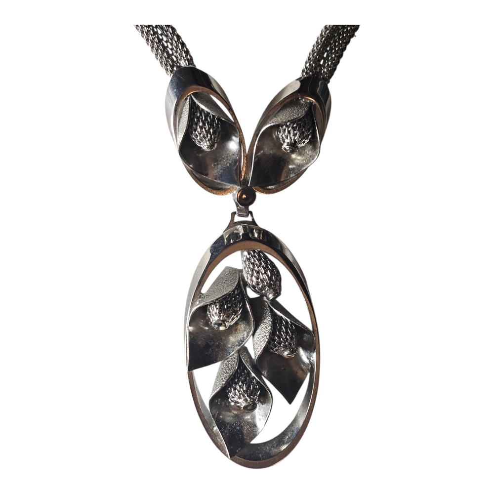 Vintage Silver Floral Pendant Necklace 17 Inches In Length.